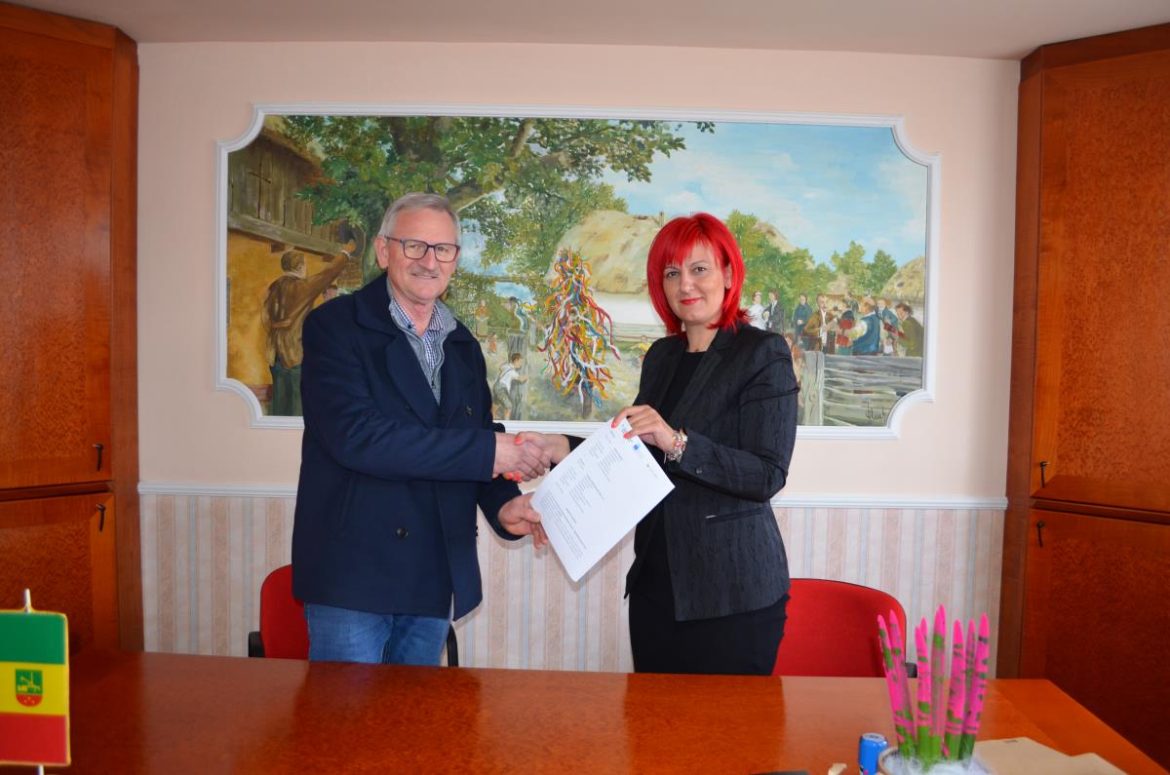 Županja Občine Odranci Barbara Ferenčak in predsednik zadruge Dolinka Stanislav Srša sta včeraj (3.4.) podpisala gradbeno pogodbo za CENTER KULTURNE DEDIŠČINE ODRANCI – PREKMURSKA HIŠA, II. FAZA (4.4.2023)