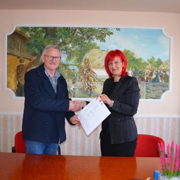 Županja Občine Odranci Barbara Ferenčak in predsednik zadruge Dolinka Stanislav Srša sta včeraj (3.4.) podpisala gradbeno pogodbo za CENTER KULTURNE DEDIŠČINE ODRANCI – PREKMURSKA HIŠA, II. FAZA (4.4.2023)